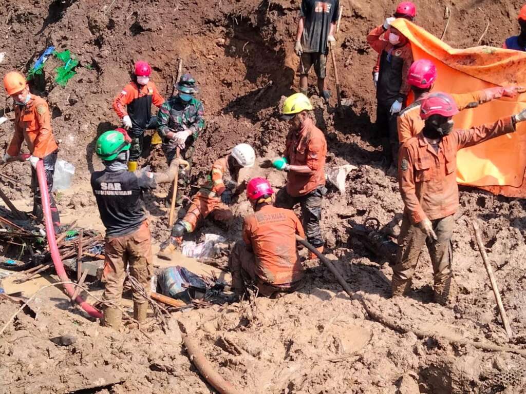 Endonezya’da altın madeninde toprak kayması: 10 ölü, 40 kayıp