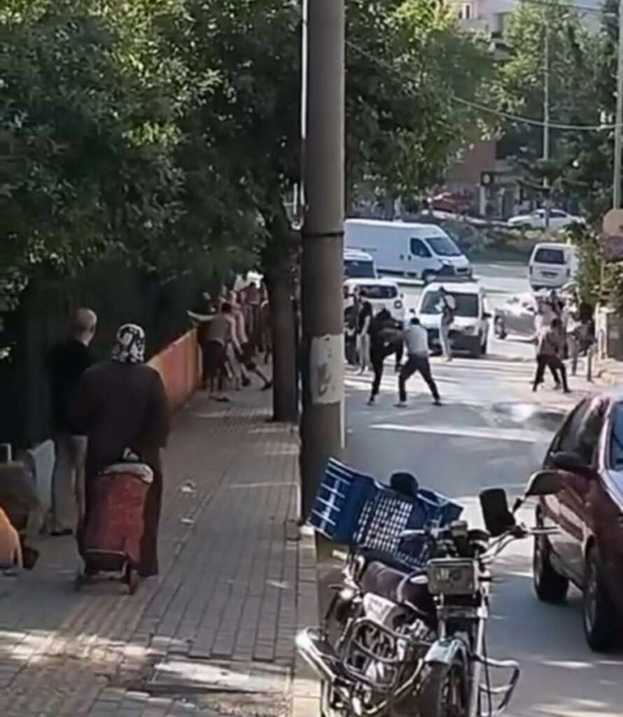 Bursa’da iki grup sokak arasında kavgaya tutuştu Bursa’da iki grup sokak arasında kavgaya tutuştu