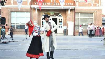 Letonyalı ve Makedon dansçılar Yenişehir’de sahne aldı