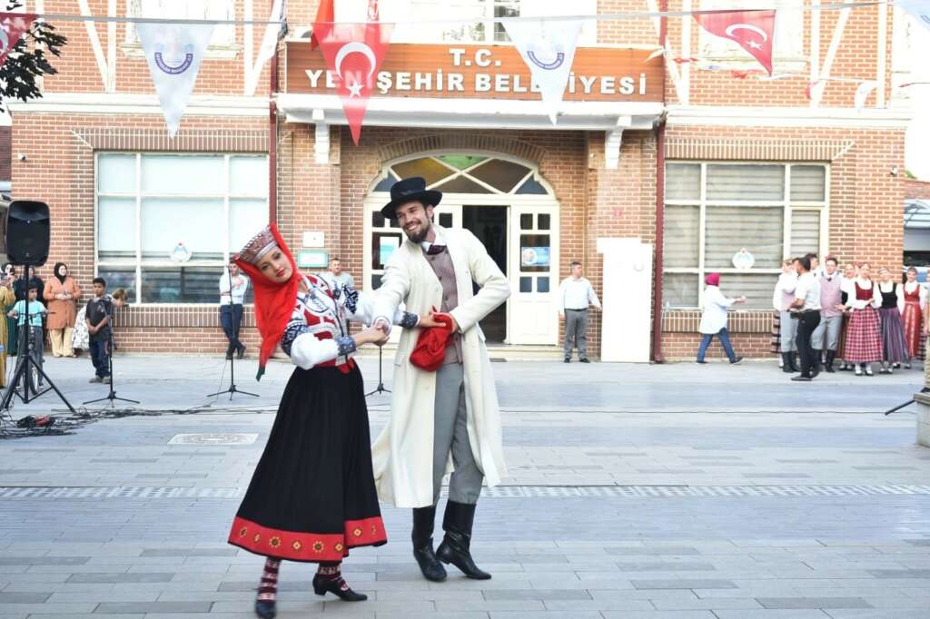 Letonyalı ve Makedon dansçılar Yenişehir’de sahne aldı