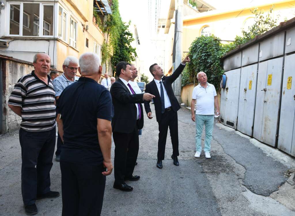 Osmangazi’de Başkan Aydın mahalle mahalle gezdi, hizmet sözü verdi