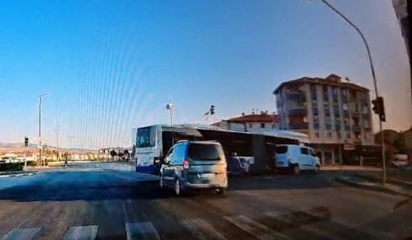 Ankara’da otobüs ile hafif ticari araç kavşakta çarpıştı: 5 yaralı Ankara’da otobüs ile hafif ticari araç kavşakta çarpıştı: 5 yaralı