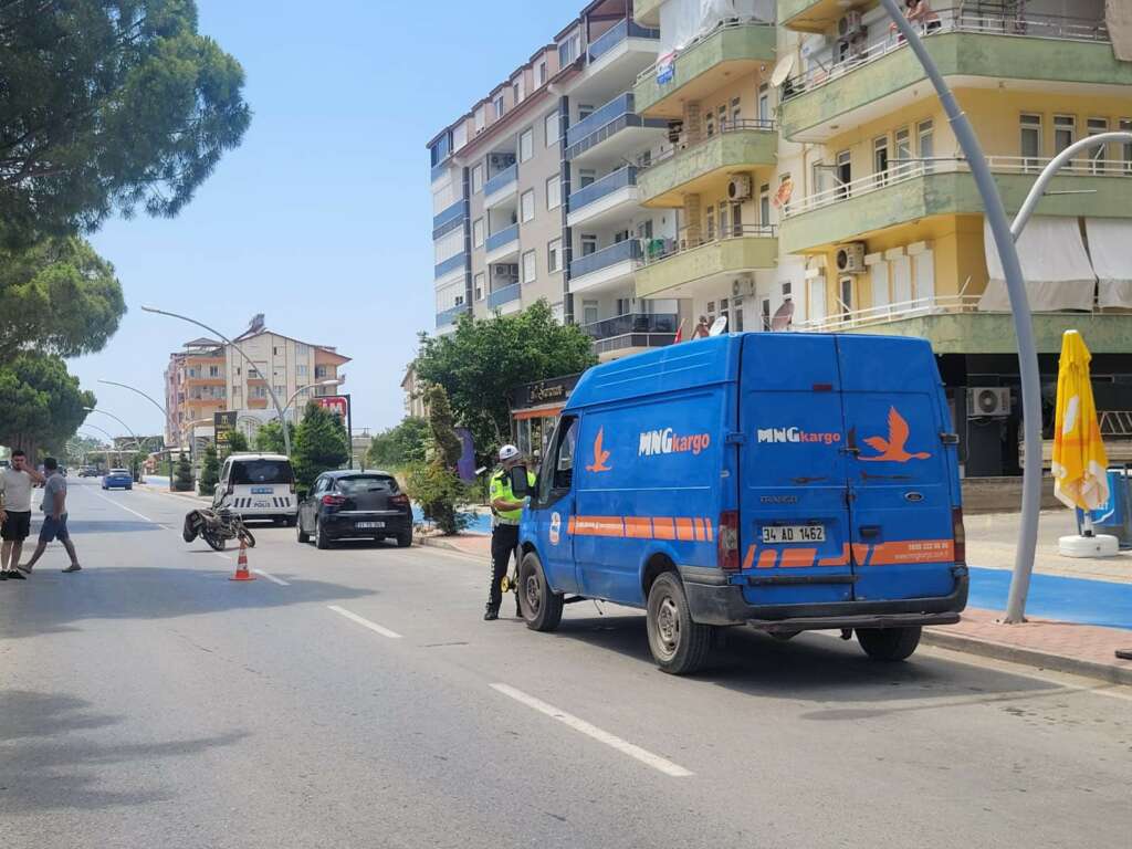 Kargo aracının açılan kapısı motosiklet sürücüsünü hastanelik etti