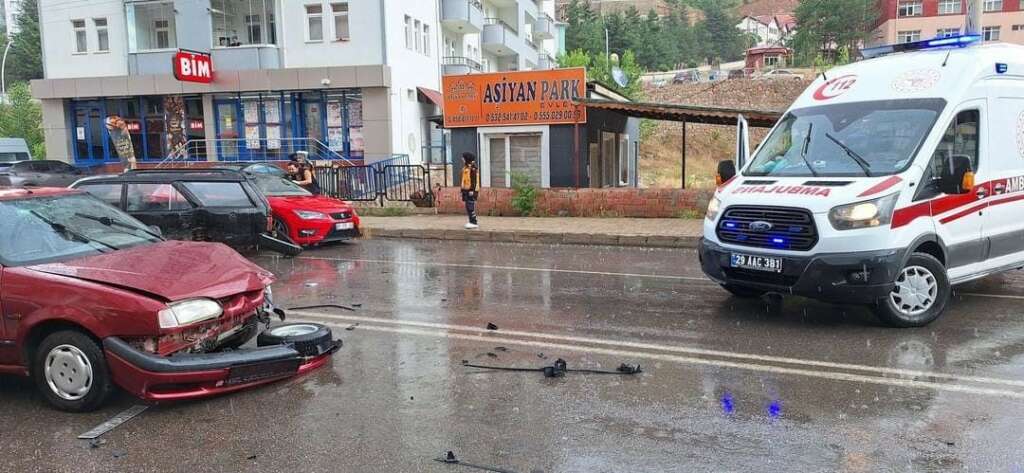 3 aracın karıştığı kazadan sürücüler yara almadan kurtuldu 3 aracın karıştığı kazadan sürücüler yara almadan kurtuldu