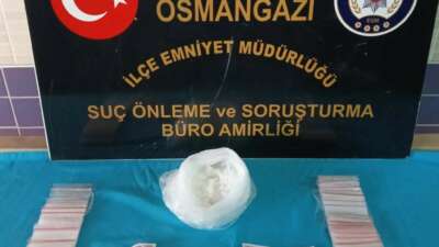 Bursa’da uyuşturucu taşıyan motor kurye polisten kaçamadı