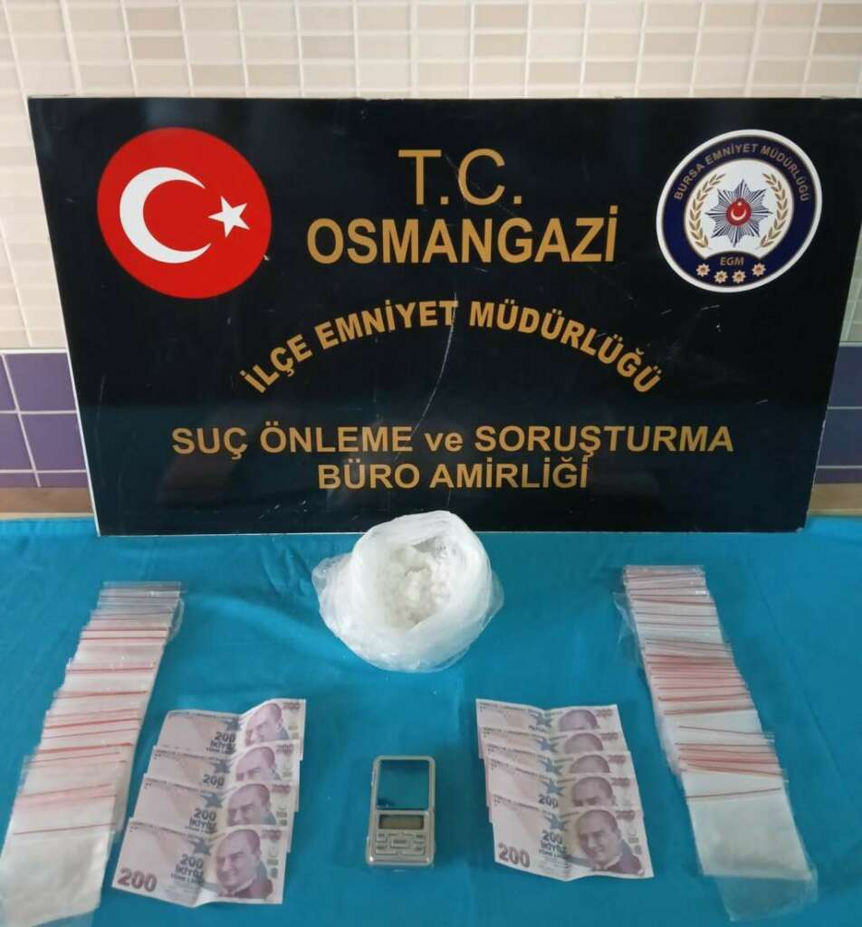 Bursa’da uyuşturucu taşıyan motor kurye polisten kaçamadı