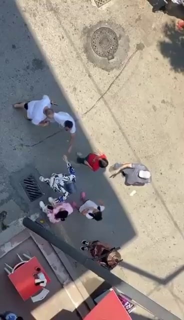 Eski eşini sokak ortasında darp edip tehditler savuran koca tutuklandı Eski eşini sokak ortasında darp edip tehditler savuran koca tutuklandı