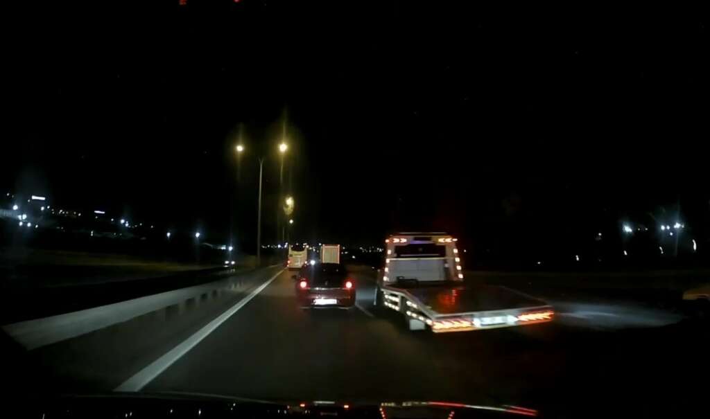 Trafik magandaları iki otomobili yol boyunca taciz ettiler