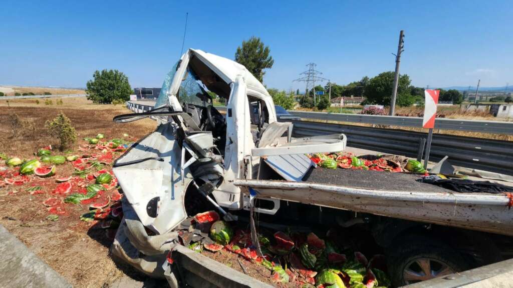 Bursa’da karpuz yüklü kamyonet kaza yaptı… Ortalık savaş alanına döndü