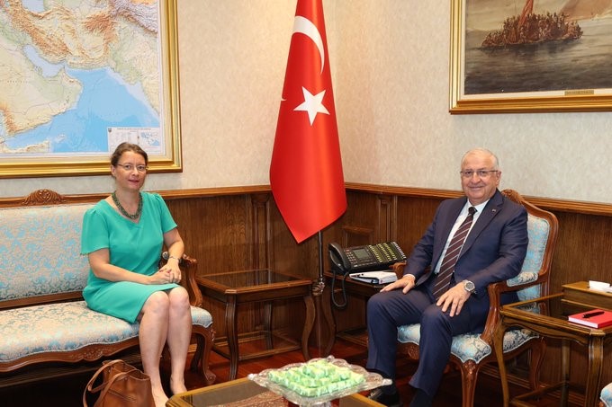 Milli Savunma Bakanı Güler, Fransa Büyükelçisi Dumont’u kabul etti Milli Savunma Bakanı Güler, Fransa Büyükelçisi Dumont’u kabul etti