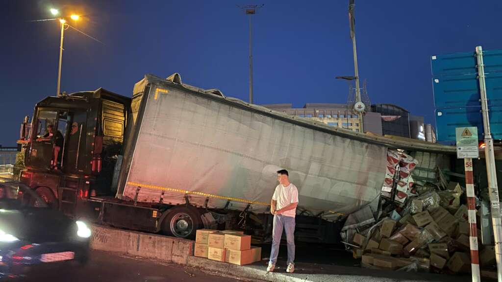 Virajı alamayan tırın yan yattı, tonlarca ürün yola saçıldı