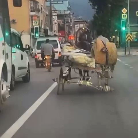 Bursa’da 3 tekerli at arabası ile seyahat etti, trafiği tehlikeye attı Bursa’da 3 tekerli at arabası ile seyahat etti, trafiği tehlikeye attı