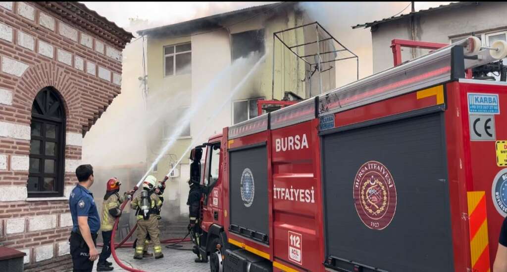 Bursa’da yangın paniği… Üç katlı bina alevlere teslim oldu