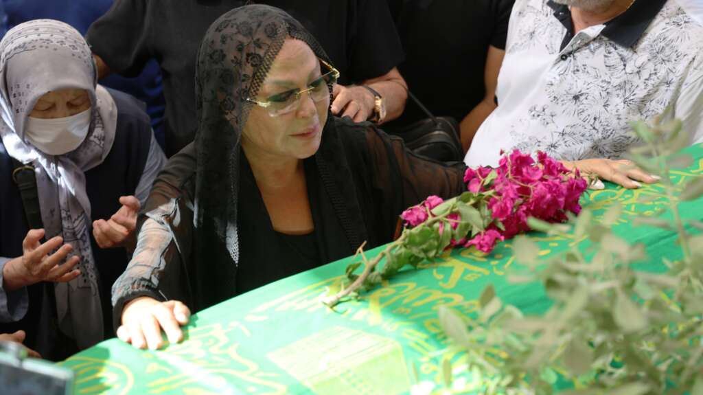 Safiye Soyman oğlunu gözyaşları içerisinde son yolculuğuna uğurladı