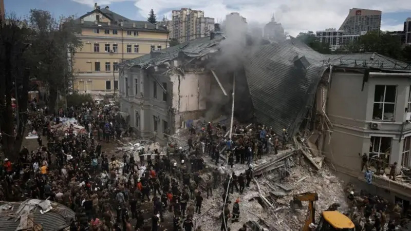 Ukrayna’ya Rus füze saldırısında onlarca kişi öldürüldü; bir çocuk hastanesi vuruldu