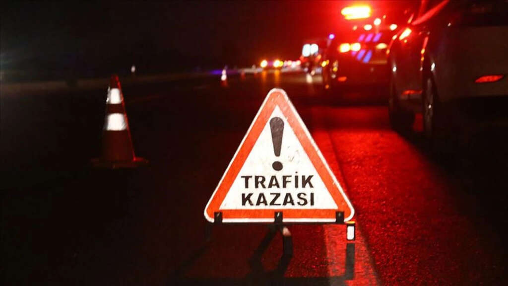 Bursa’da kontrolden çıkan araç park halindeki kamyonete çarptı: 3 yaralı