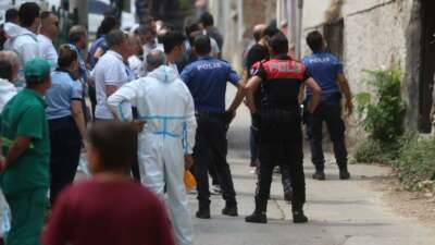 Bursa’da çöp evini temizletmeyip polisi bıçakladı