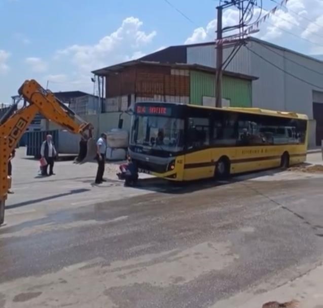 Bursa’da otobüs çukurda mahsur kaldı!