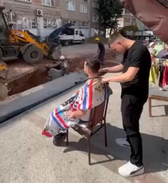 Bursa’da güldüren anlar: Hem tıraş oldu hem iş makinesi izledi