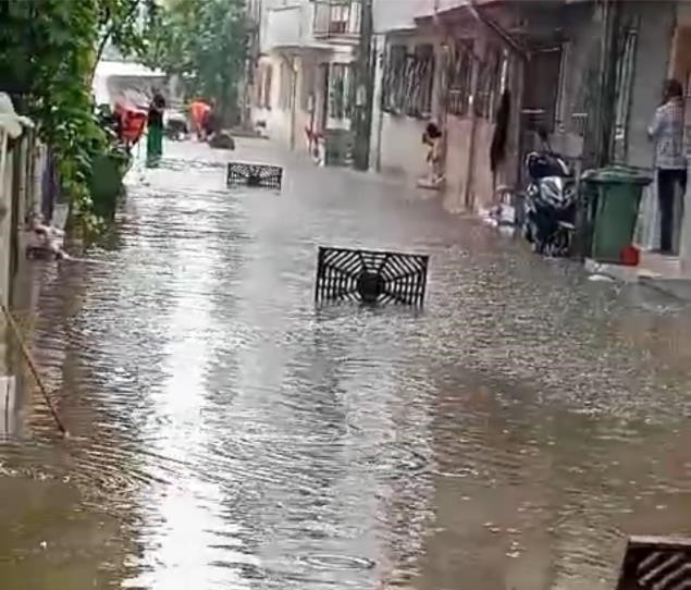 Bursa’da evleri su bastı, rögarlar taştı