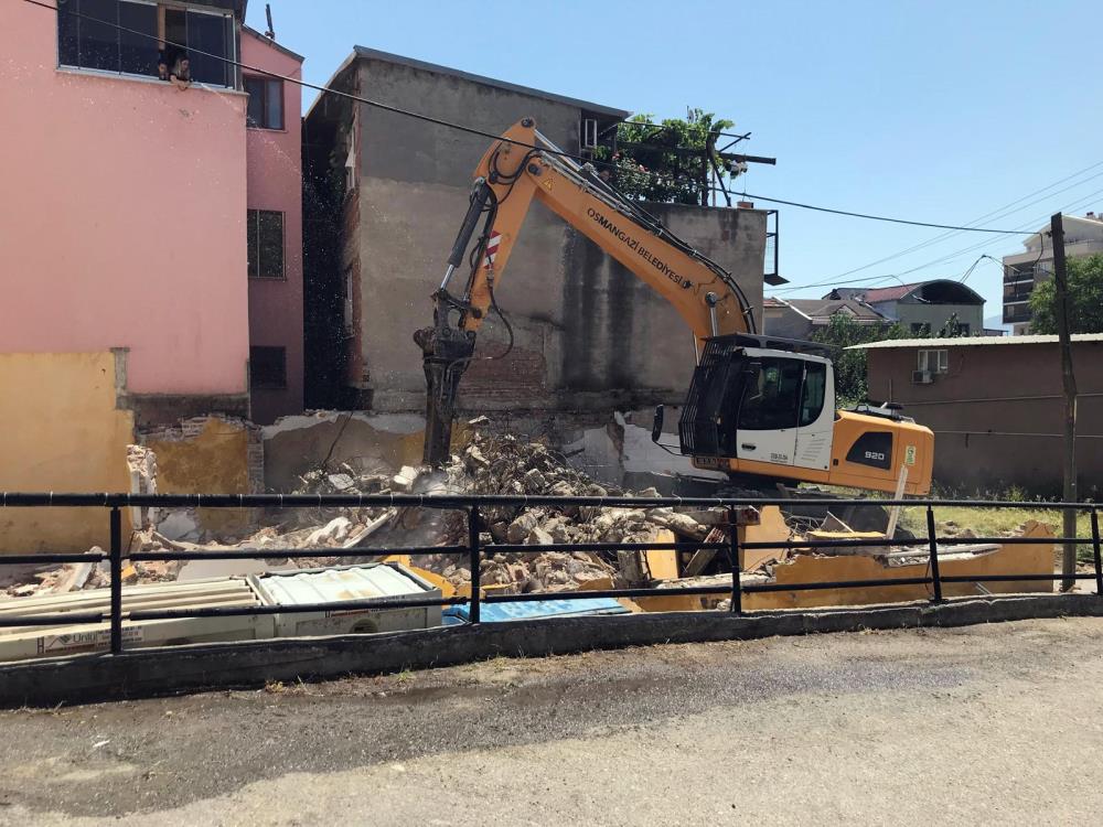 Bursa’da kamu arazisine inşa edilen gecekondu yıkıldı