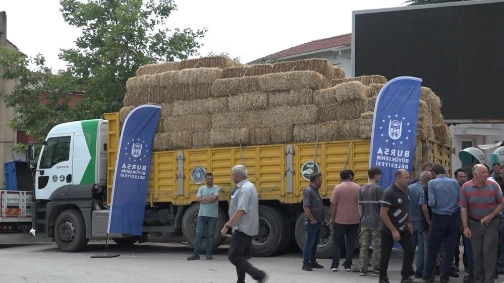 Büyükşehirden çiftçiye destek…Başkan Bozbey kendi elleriyle dağıttı