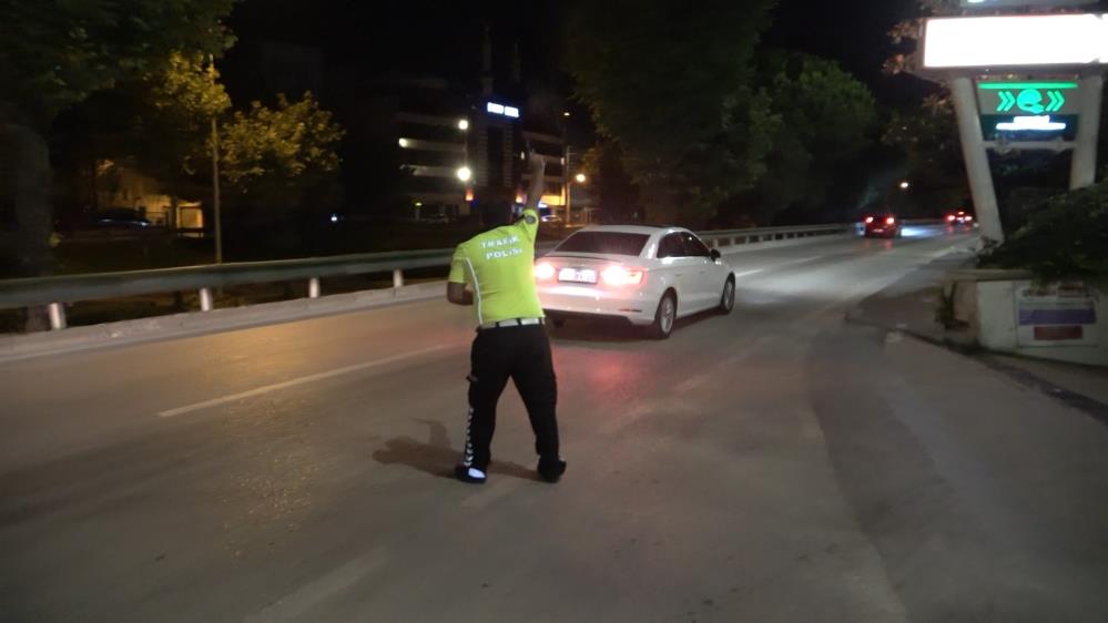 Bursa’da ölümüne kaçış: Polis aracın lastiklerine ateş etti ama…
