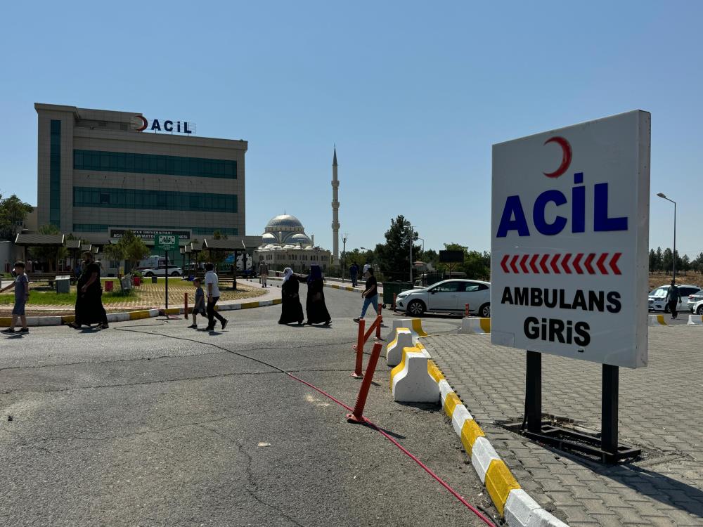 Dicle Üniversitesi Hastanesi’nde 74 kişi zehirlendi
