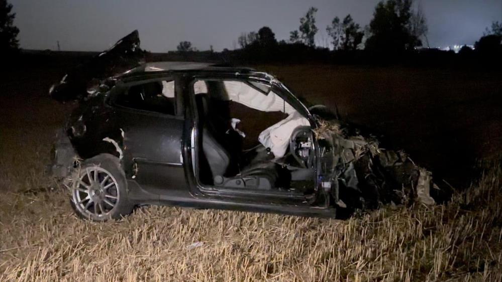 Otomobil tarlaya uçtu: 1 ölü, 2 yaralı Otomobil tarlaya uçtu: 1 ölü, 2 yaralı