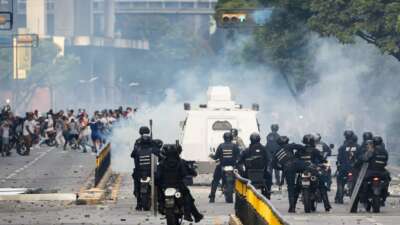 Venezuela seçimlerin ardından savaş alanına döndü: 2 ölü
