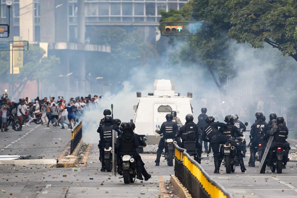 Venezuela seçimlerin ardından savaş alanına döndü: 2 ölü