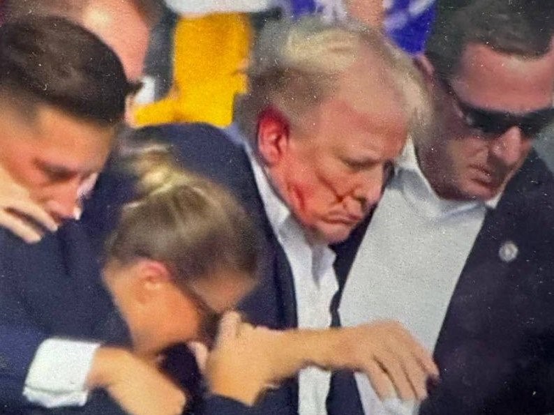 ABD Başkan Adayı Trump’ın seçim mitinginde silahlı saldırı paniği