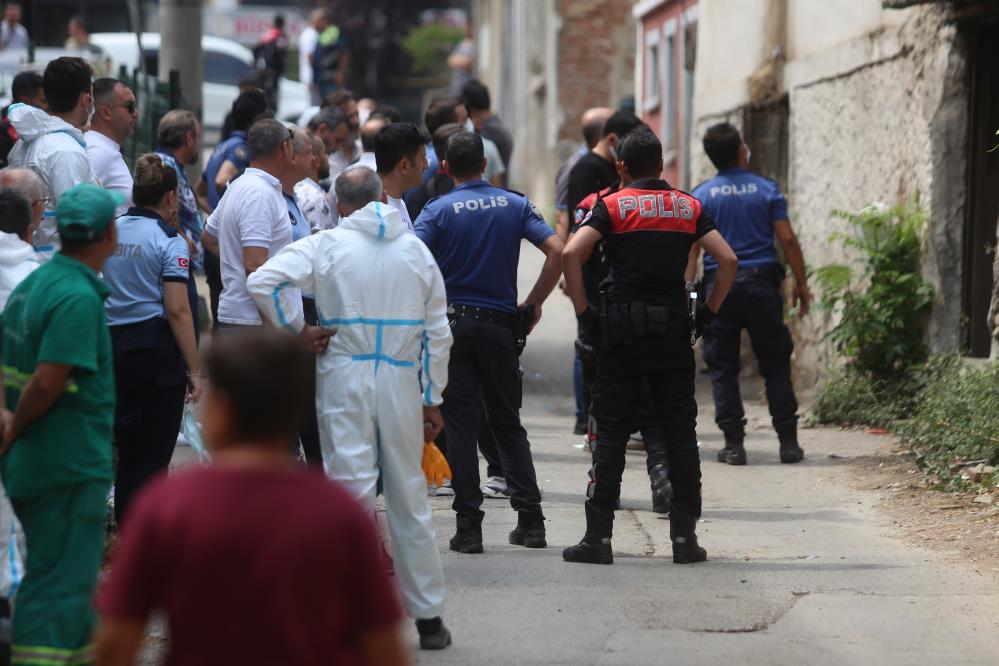 Bursa’da gergin anlar: ‘Peygamberim ben’ dedi, polisi bıçakladı!