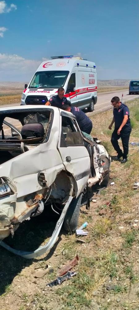 Kontrolden çıkan otomobil şarampole devrildi: 2 yaralı Kontrolden çıkan otomobil şarampole devrildi: 2 yaralı