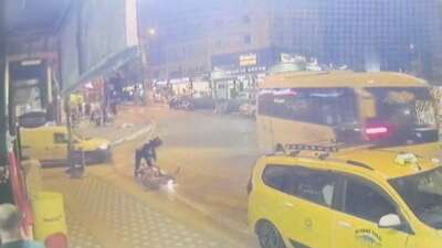 Bursa’da sakar saldırgan! Çevredekiler ne yapıyor diye izledi