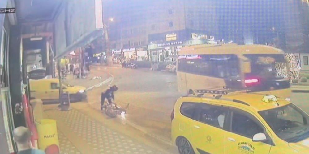 Bursa’da sakar saldırgan! Çevredekiler ne yapıyor diye izledi