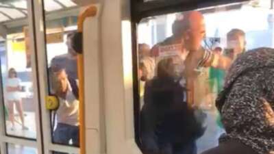 Bursa metrosunda yer verme kavgası… Yolcular tekme tokat birbirine girdi!