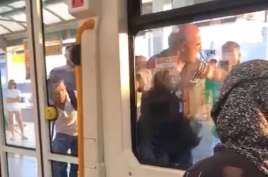 Bursa metrosunda yer verme kavgası… Yolcular tekme tokat birbirine girdi! Bursa metrosunda yer verme kavgası… Yolcular tekme tokat birbirine girdi!