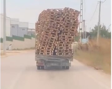 Bursa’da tehlikeli palet taşımacılığı Bursa’da tehlikeli palet taşımacılığı