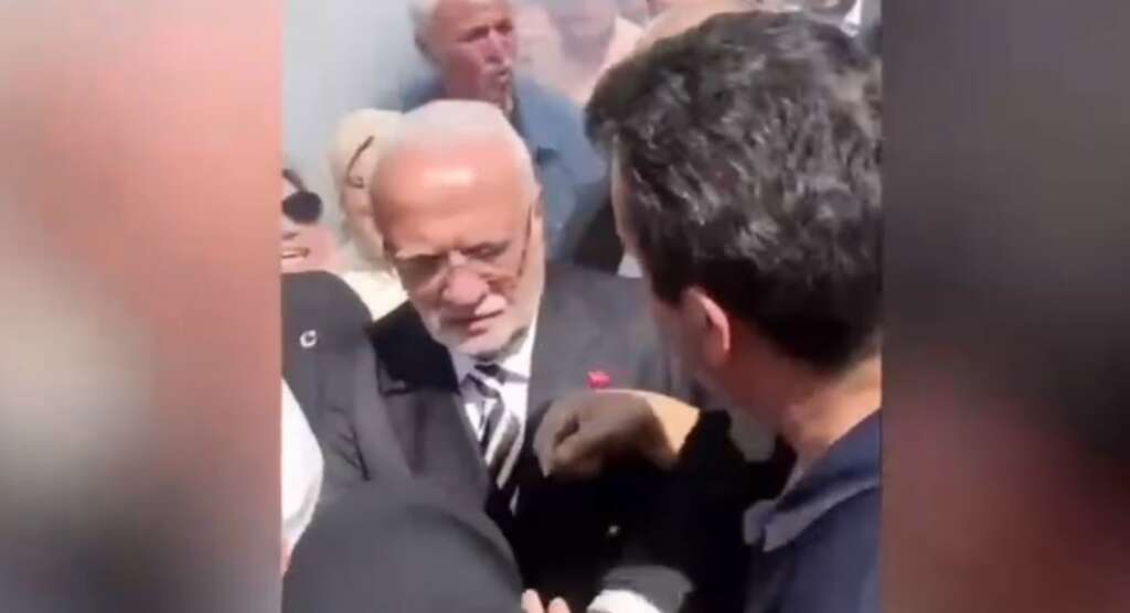AK Partili Elitaş protesto edildi: ‘Kendimizi yakınca mı bizi duyacaksınız?’