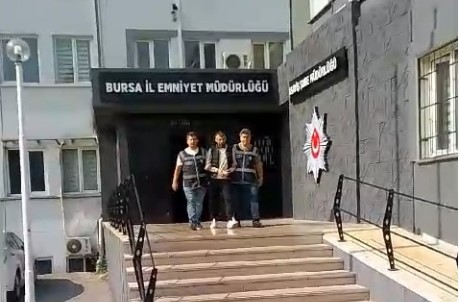 Bursa’da 24 yıl 4 ay hapis cezasıyla aranan suç makinesi, sevgilisinin evinde çıktı Bursa’da 24 yıl 4 ay hapis cezasıyla aranan suç makinesi, sevgilisinin evinde çıktı