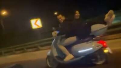 Bursa’da tehlikeli yolculuk… Motorun arkasında uzanarak yolculuk yaptı!