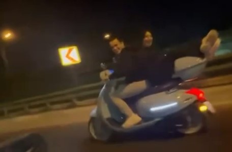 Bursa’da tehlikeli yolculuk… Motorun arkasında uzanarak yolculuk yaptı! Bursa’da tehlikeli yolculuk… Motorun arkasında uzanarak yolculuk yaptı!