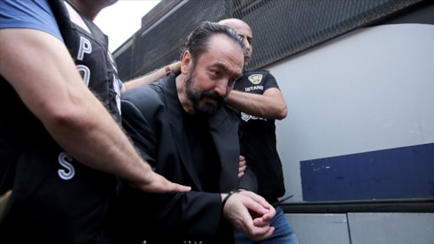 Adnan Oktar yargılandığı davada 3 suçtan beraat etti: Kedicikler sevgi gösterisinde bulundu