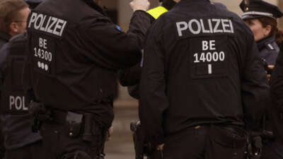 Berlin Polisi , Hollanda-Türkiye maçı için alarm seviyesine geçti