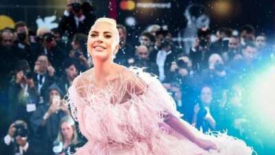 Ünlü şarkıcı Lady Gaga nişanlandı