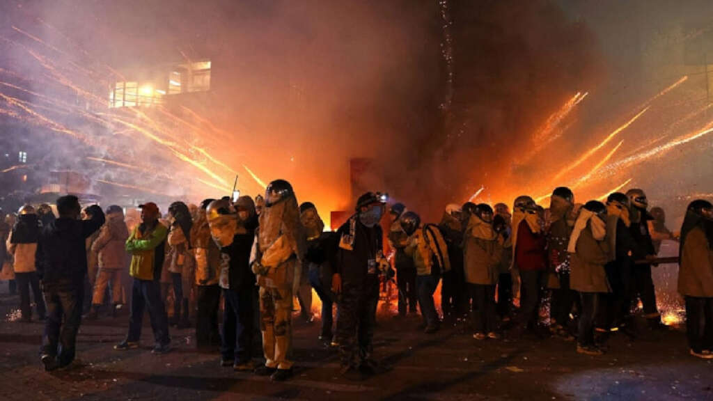 ABD’de stadyumda havai fişekler seyircilerin üzerine düştü ABD’de stadyumda havai fişekler seyircilerin üzerine düştü
