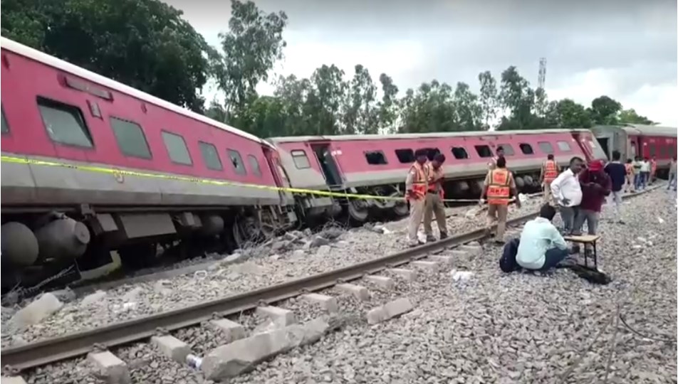 Hindistan’da yolcu trenin 18 vagonu raydan çıktı: 2 ölü