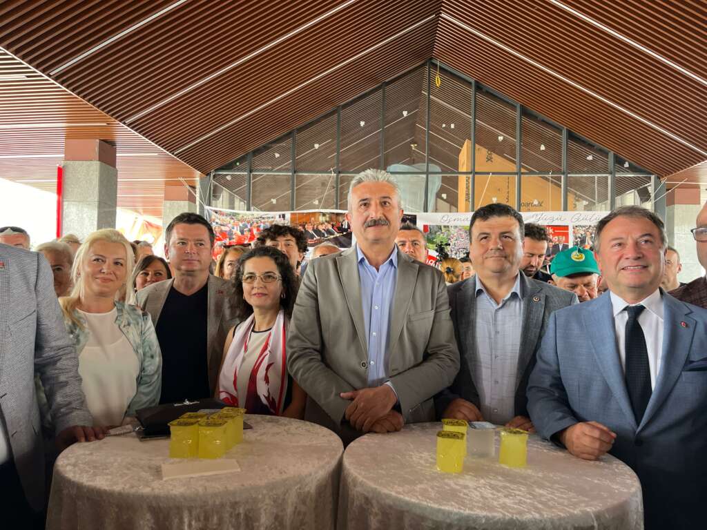 Osmangazi Belediyesi’nden, Osmangazi Meydanı’na Genç Kafe ve Kütüphane kazandırıldı