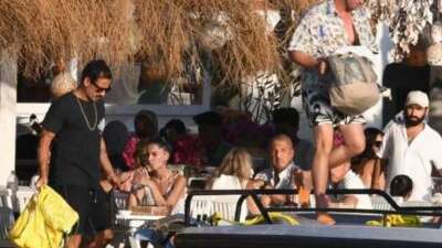 Kıvanç Tatlıtuğ ailesi ve arkadaşlarıyla Bodrum tatilinde!